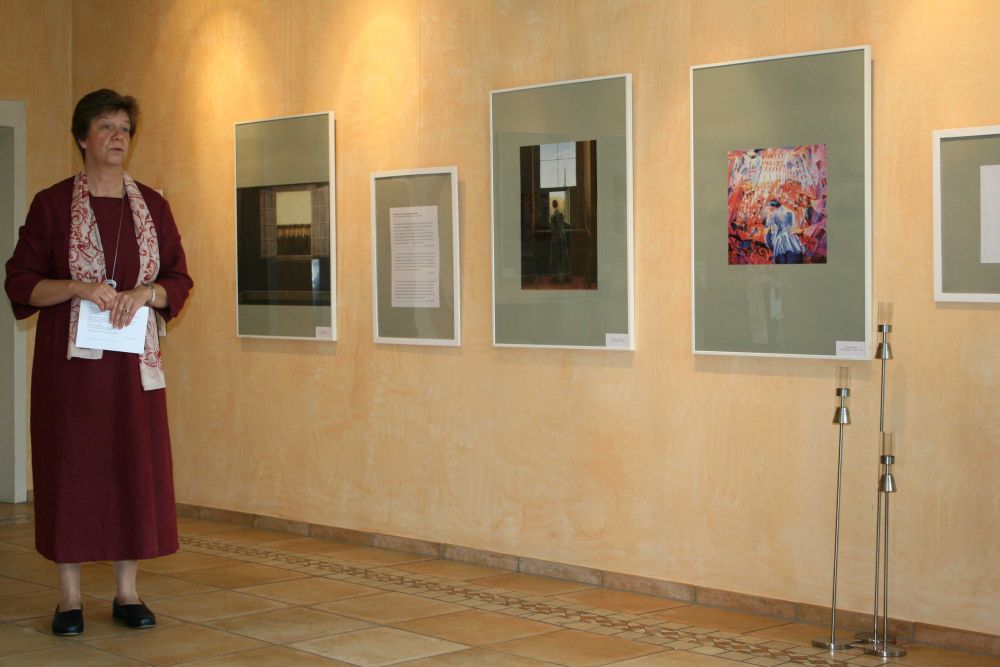 Sr. Anke Frickmann er�ffnet die Ausstellung